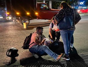 ¡RULETERO EMBISTIÓ A PAREJA DE MOTOCICLISTAS!