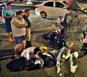 ¡CAMIONETA IMPACTA A MOTOCICLISTA FRENTE A PLAZA LAGUNA!