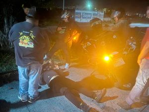 ¡MOTO-REPARTIDOR DERRAPÓ AL EVITAR ATROPELLAR A UN PERRO!