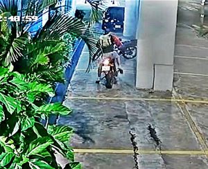 ¡ROBAN MOTOCICLETA AFUERA DEL SINDICATO DE PETROLEROS MEXICANOS!