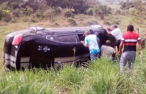 ¡AUTO JAPONÉS VOLCÓ EN ALVARADO!