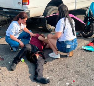 ¡MOTO-REPARTIDOR SE DA TRANCAZO CONTRA CAMIONETA DE LA CFE!