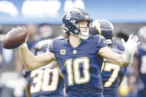 ¡JUSTIN HERBERT, A CIRUGÍA POR FRACTURA EN MANO IZQUIERDA!