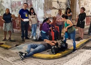 ¡PAPÁ Y SU HIJO LESIONADOS ARROLLADOS POR CAMIONETÓN!