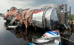 ¡PIPA VOLCÓ Y DERRAMÓ MILES DE LITROS DE COMBUSTIBLE!