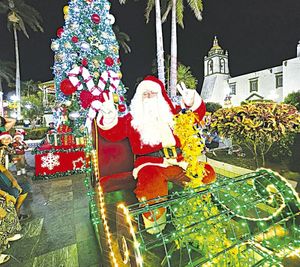 ¡SANTA CLAUS EN ALVARADO! - *Le fue a prender el árbol de Navidad