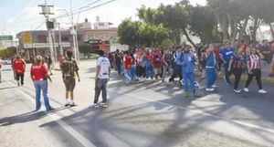 ¡PELEAN AFICIONADOS DE CHIVAS E IRAPUATO PREVIO A AMISTOSO!