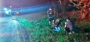 ¡PAREJA DE NOVIOS CHOCAN CON BECERRO Y DERRAPAN 50 METROS!