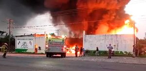 ¡QUEMAN CON BOMBAS MOLOTOV EMPACADORA DE SINDICO ELECTO! - ES PROPIEDAD DEL EMPRESARIO RAFAEL HERNÁNDEZ CANCINO (A) “EL GÜERO”