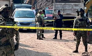 ¡OBRERO MUERE APLASTADO POR RETROEXCAVADORA!