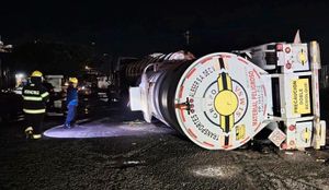 ¡PÁNICO EN LA COLONIA POR PIPA VOLCADA CARGADA CON GASOLINA!