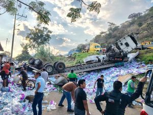¡VOLCÓ TRÁILER CARGADO CON BOTELLAS DE AGUA PURIFICADA EN NOGALES!