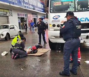 ¡MURIÓ EN URGENCIAS ABUELITO ATROPELLADO POR MICROBÚS!