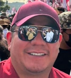 ¡CACHAN A DIRIGENTE DE MORENA EN VERACRUZ CON GAFAS DE LUJO! - *Los lentes para el sol que portaba valen casi 25 mil pesos