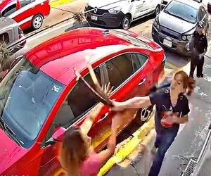 ¡A CINTURONAZOS MUJERES ASALTAN A VENDEDORA DE ROPA!