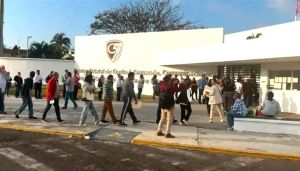 ¡NAHLE LLEGA AL C5i; PERSISTEN LARGAS FILAS PARA LICENCIAS!