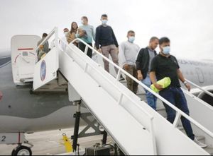 ¡ATERRIZA EN CHIAPAS AVIÓN CON 121 MEXICANOS DEPORTADOS DE EU!