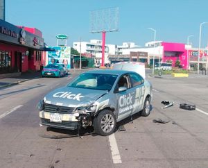 ¡CHOCAN AUTO ESCUELA DE MANEJO Y CAMIONETA DE CONVENTO!