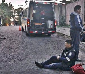 ¡MOTO-PATRULLERO SALE “VOLANDO” EN ENCONTRONAZO CON TAXISTA!