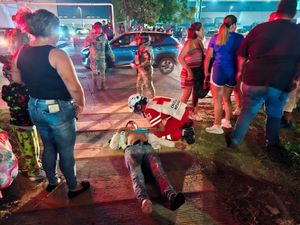 ¡POR NO ATROPELLAR A PERSONA DERRAPÓ EN SU MOTOCICLETA!