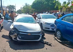 ¡“CARRITO CHOCÓN” SE IMPACTÓ CONTRA VEHÍCULOS ESTACIONADOS!
