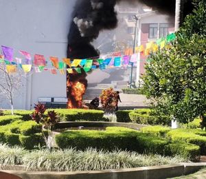 ¡PIROMANÍACO QUEMÓ LOS ADORNOS NAVIDEÑOS BAJO EL PUENTE DE XALLITIC EN XALAPA!