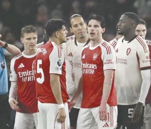 ¡SACAN ARSENAL Y LIVERPOOL GRIS EMPATE EN LA PREMIER LEAGUE!