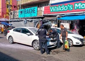 ¡SE PRENDE CARRO Y MOVILIZA A POLICÍAS EN EL MERCADO!