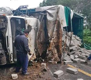 ¡SE VOLTEÓ CAMIÓN MATERIALISTA CARGADO CON CIENTOS DE BLOCKS!