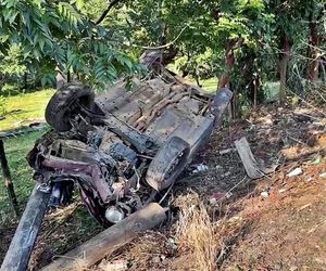 ¡CAMIONETA SE IMPACTÓ CONTRA POSTE Y TERMINA CON LAS LLANTAS ARRIBA!