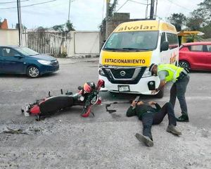 ¡MOTOCICLISTA SE IMPACTÓ CONTRA CAMIONETA AFUERA DEL AEROPUERTO!