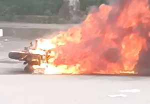 ¡DERRAPAN Y SE LES PRENDE LA MOTO!