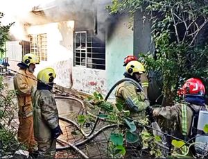 ¡FUEGO ARRASÓ CON HUMILDE VIVIENDA!