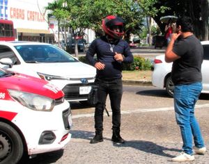 ¡SE AGARRAN A CACHETADAS FRENTE AL PARQUE ZAMORA!