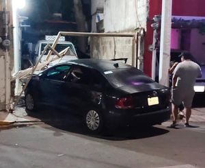 ¡SE IMPACTA CONTRA PORTÓN EN LA COLONIA RÍO JAMAPA!