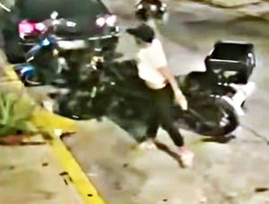 ¡GRABAN A "RATA" ROBANDO CASCO DE MOTOCICLISTA!