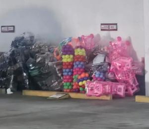¡QUE HAY JUGUETES ABANDONADOS! - *En el estacionamiento del Congreso dice Hétor