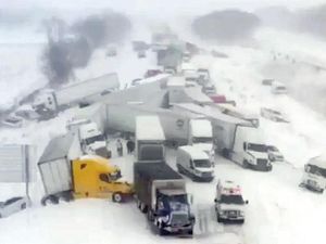 ¡TORMENTA INVERNAL DESATA UNA CARAMBOLA MASIVA EN MICHIGAN!