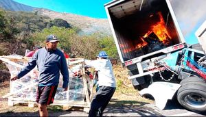 ¡INCENDIO Y RAPIÑA EN CHOQUE DE TRÁILERES!