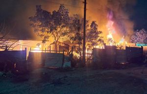 ¡SE QUEMARON 4 CASAS EN LA COLONIA EL FÉNIX!