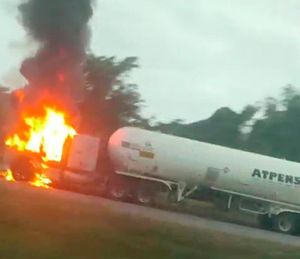 ¡SE INCENDIA TRÁILER CARGADO CON PROPILENO!