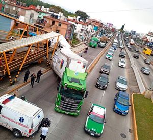 ¡TRÁILER SE PARTIÓ EN DOS EN PUENTE PEATONAL DE XALAPA!