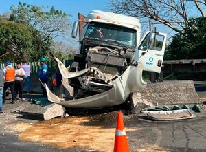 ¡TRAILER DESTROZADO EN CARRETERAZO!