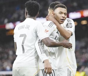 ¡AFICIONADOS ABUCHEAN A FUTBOLISTAS DEL REAL MADRID EN EL BERNABEU!