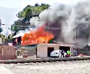 ¡PERDIERON SU CASA EN VORAZ INCENDIO!