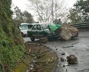 ¡TAXI APLASTADO POR ENORME ROCA!