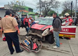 ¡SE IMPACTARON DE FRENTE MOTOCICLISTA CONTRA TAXI!