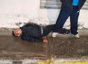 ¡LO ATROPELLAN Y EL CAFRE SE "PELÓ"!
