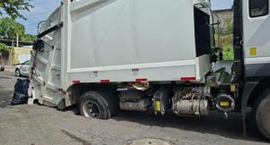 ¡CAE CAMIÓN DE LA BASURA EN UN “CRÁTER” EN LA 21 DE ABRIL!