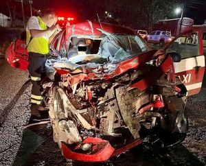 ¡MÁQUINA RECOLECTORA CAÑERA DESTROZÓ TAXI!